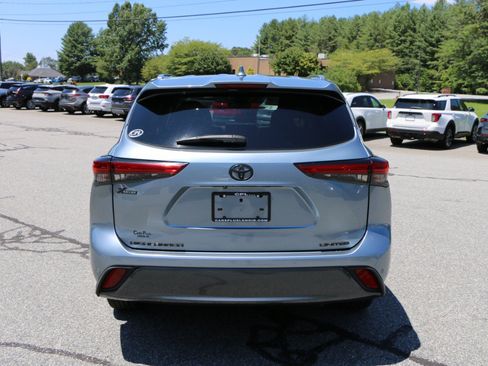 Used 2022 Toyota Highlander Limited FWD image 4
