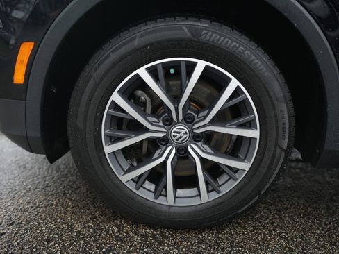 Used 2020 Volkswagen Tiguan SE w/ Panoramic Sunroof Package image 11