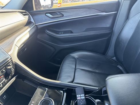 Used 2023 Jeep Grand Cherokee L Limited w/ Luxury Tech Group II image 17