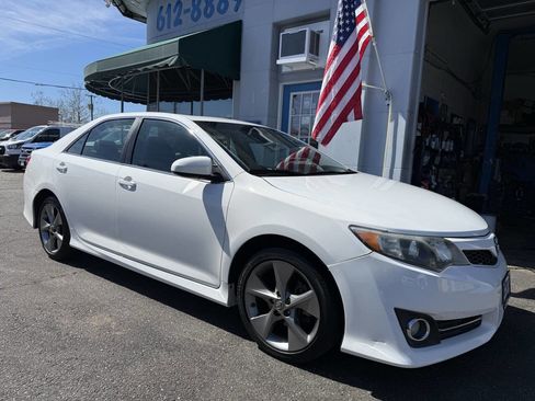 Used 2014 Toyota Camry SE image 3