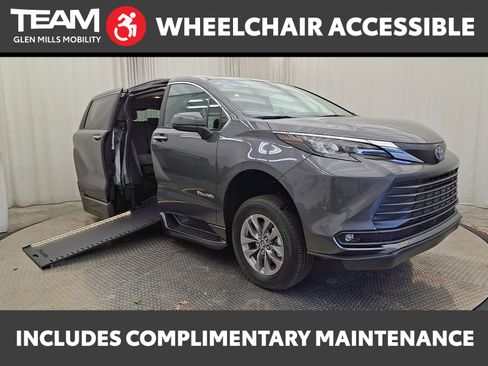 Used 2025 Toyota Sienna XLE w/ XLE Plus Package FWD image 1