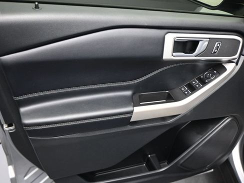 Used 2021 Ford Explorer XLT RWD image 3