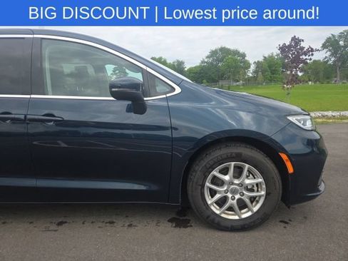 Used 2023 Chrysler Pacifica Touring-L FWD image 5