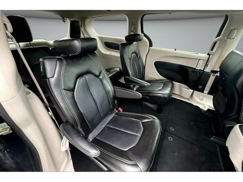 Used 2024 Chrysler Pacifica Touring-L image 24
