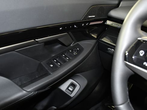 Used 2025 BMW 530i xDrive image 32