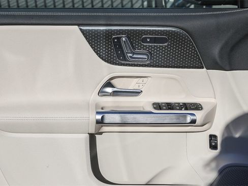 Used 2024 Mercedes-Benz EQB 300 4MATIC image 25