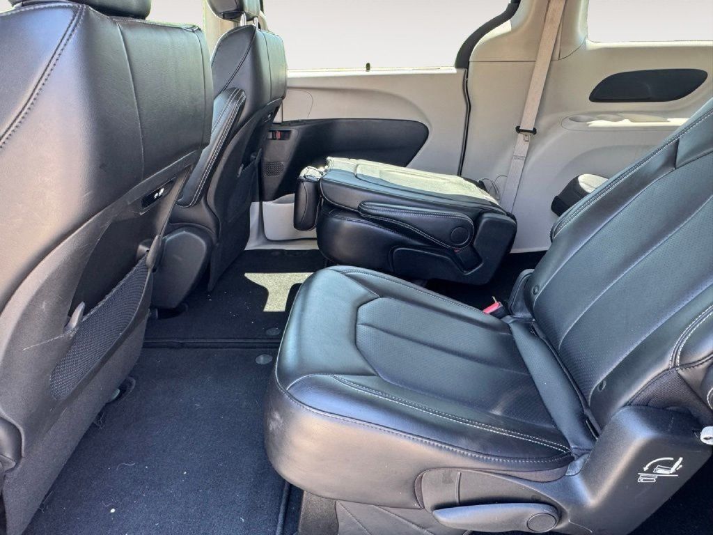 Used 2024 Chrysler Pacifica Touring-L FWD image 16