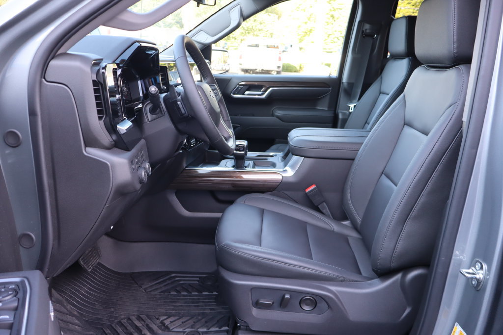 Used 2026 Chevrolet Silverado 1500 LT Trail Boss w/ LT Trail Boss Premium Package AWD/4WD image 4