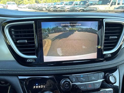 Used 2025 Chrysler Pacifica Limited FWD image 35