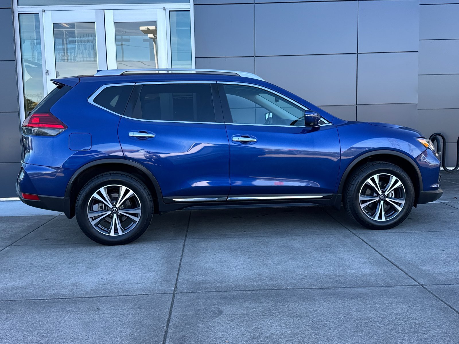 Used 2017 Nissan Rogue SL w/ SL Premium Package AWD/4WD image 3
