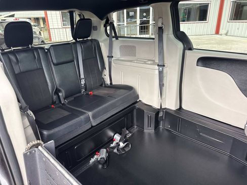 Used 2019 Dodge Grand Caravan SXT FWD image 11