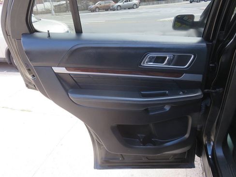Used 2017 Ford Explorer Platinum AWD/4WD image 32