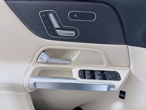 Used 2026 Mercedes-Benz GLB 250 4MATIC image 17