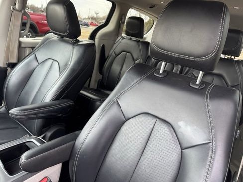 Certified 2023 Chrysler Pacifica Touring-L image 11