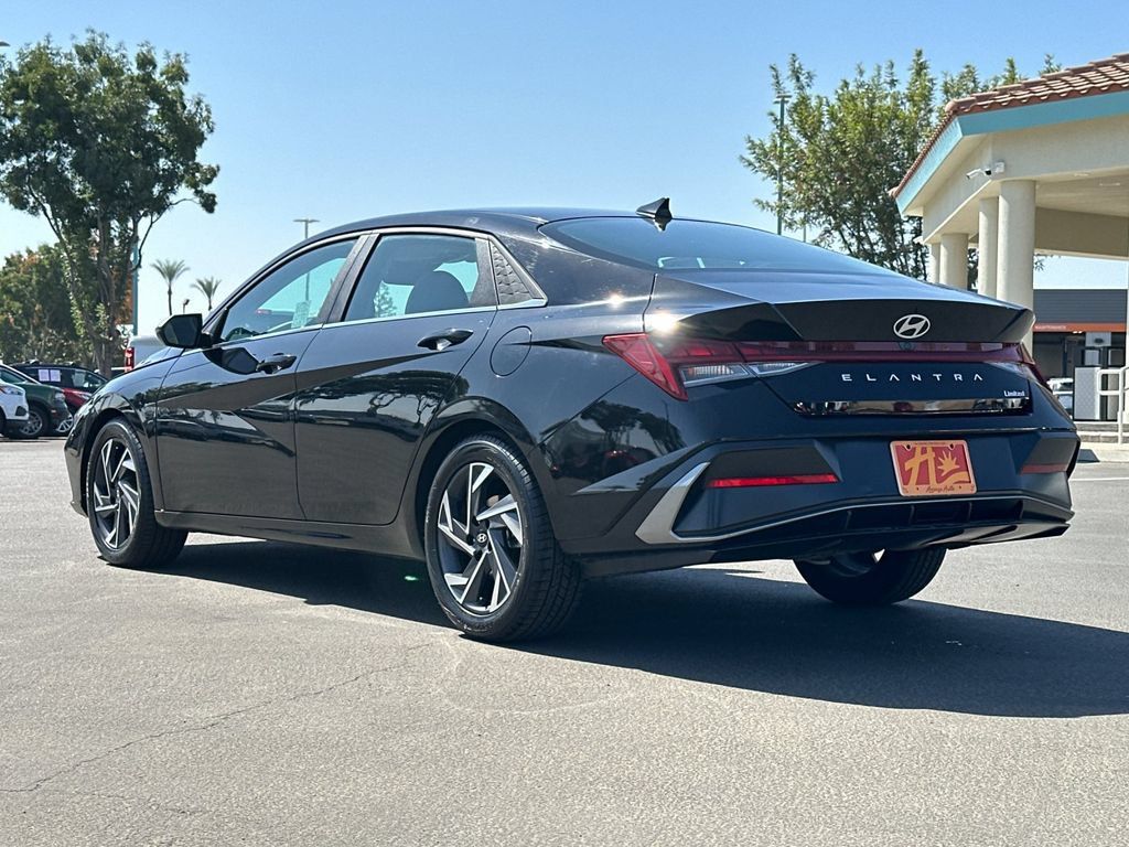 Used 2025 Hyundai Elantra Limited FWD image 3