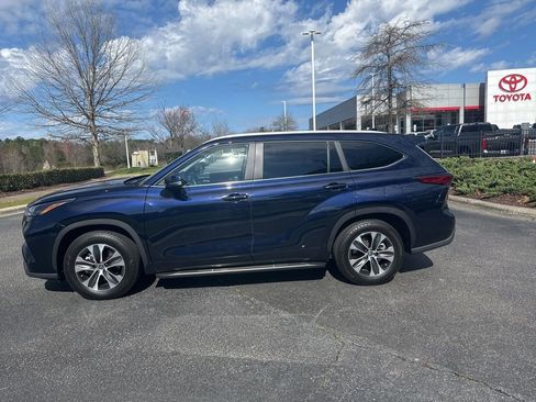 Used 2023 Toyota Highlander XLE image 3