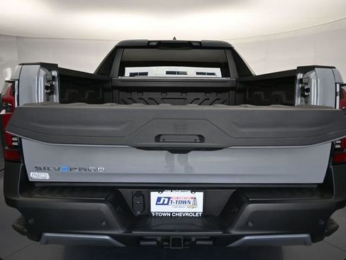 New 2025 Chevrolet Silverado EV LT image 41