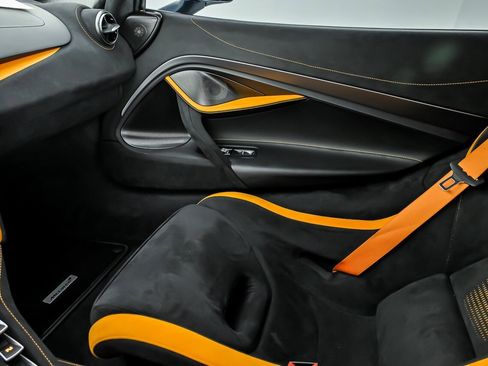 Used 2024 McLaren 750S Spider RWD image 37