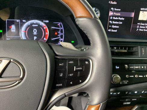Used 2022 Lexus ES 300h Ultra Luxury w/ Accessory Package FWD image 19