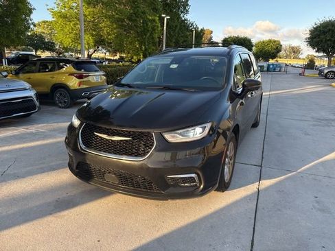 Used 2021 Chrysler Pacifica Touring-L w/ Uconnect Theater Family Group image 4