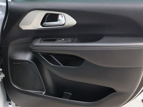 Used 2024 Chrysler Pacifica Limited w/ Uconnect Theater Family Group image 18