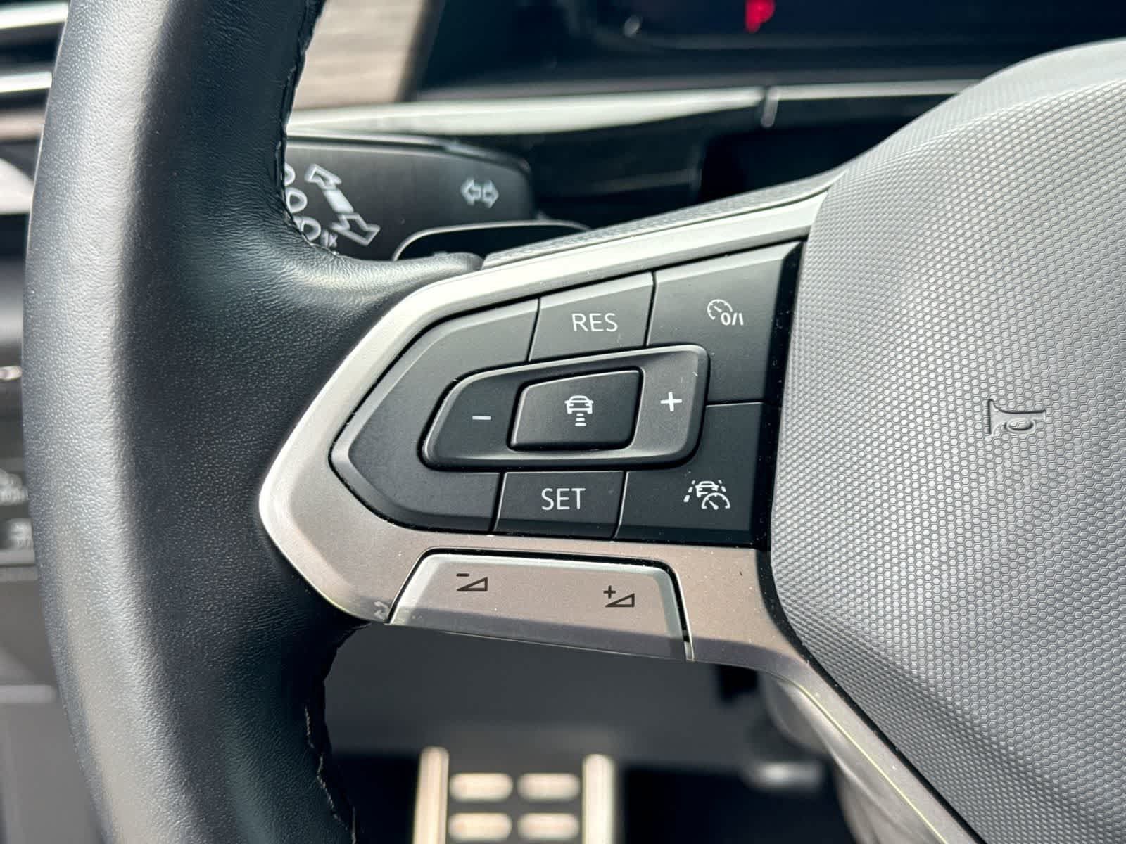 Used 2024 Volkswagen Atlas SEL Premium R-Line AWD/4WD image 30