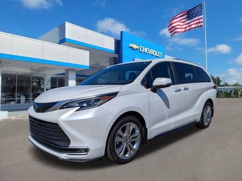 Used 2024 Toyota Sienna Platinum FWD image 8