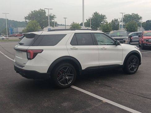 Used 2025 Ford Explorer ST-Line w/ ST-Line Street Pack AWD/4WD image 4