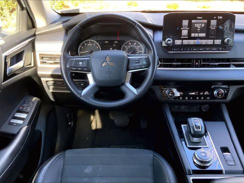 Used 2024 Mitsubishi Outlander SE image 6