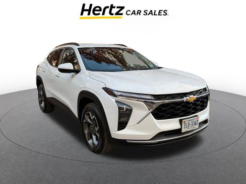 Used 2025 Chevrolet Trax LT image 1