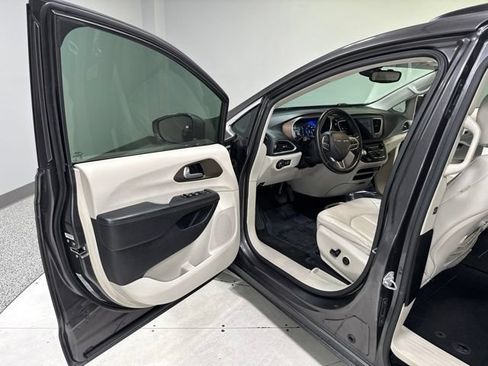 Used 2017 Chrysler Pacifica Touring-L FWD image 11