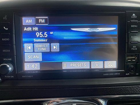 Used 2016 Chrysler Town & Country Touring image 23