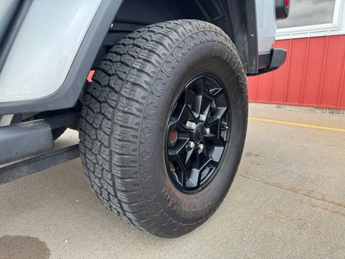 Used 2022 Jeep Gladiator Willys AWD/4WD image 13