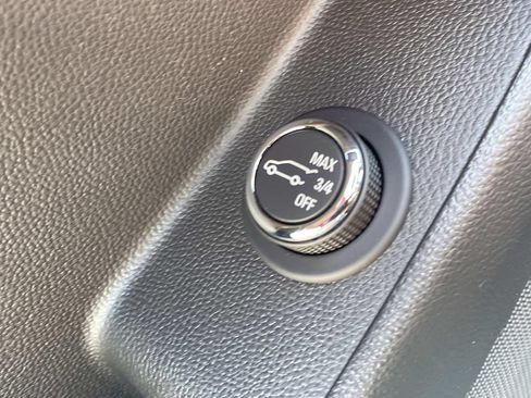 Used 2023 Chevrolet Traverse LT w/ LT Premium Package AWD/4WD image 18