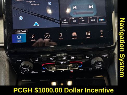 Used 2024 Jeep Grand Cherokee Limited w/ Luxury Tech Group II image 3