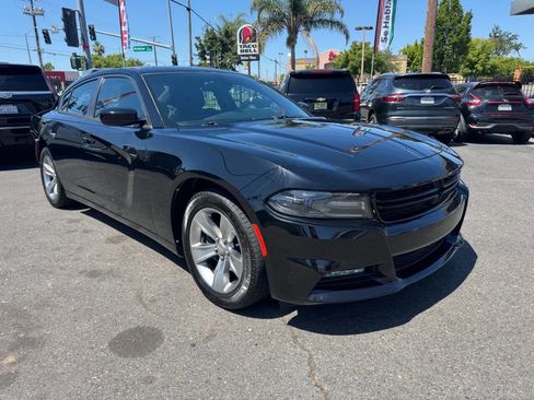 Used 2016 Dodge Charger SXT RWD image 2