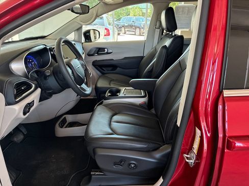 Used 2024 Chrysler Pacifica Touring-L AWD/4WD image 9