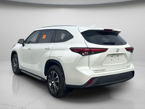 Used 2021 Toyota Highlander XLE image 6