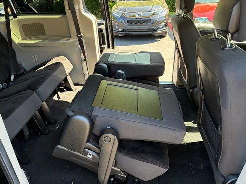Used 2019 Dodge Grand Caravan SE FWD image 26