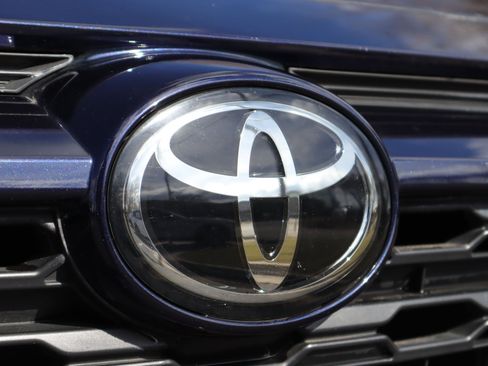 Used 2021 Toyota RAV4 XLE Premium image 34