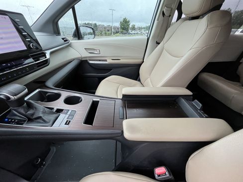 Used 2021 Toyota Sienna XLE FWD image 27