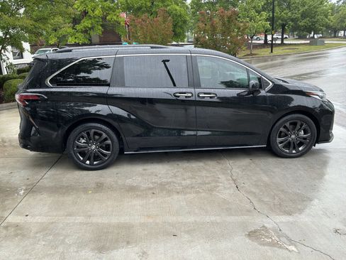 Used 2023 Toyota Sienna XSE FWD image 11