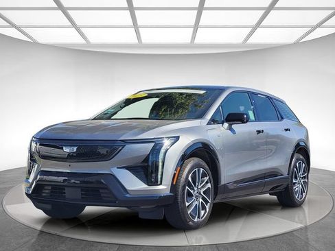 Certified 2025 Cadillac Optiq Sport 2 w/ LPO, Floor Liner Package AWD/4WD image 8