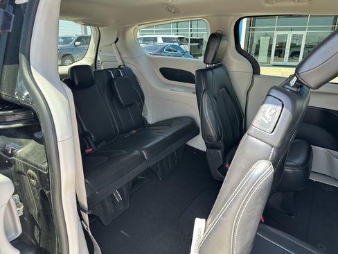 Used 2023 Chrysler Pacifica Touring-L FWD image 29