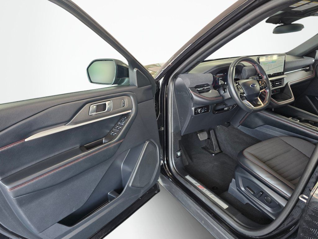 Used 2025 Ford Explorer ST-Line AWD/4WD image 31