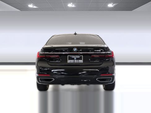 Used 2021 BMW 740i image 10