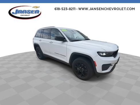 Used 2025 Jeep Grand Cherokee Altitude AWD/4WD image 2
