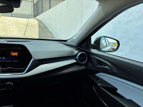 Used 2025 Chevrolet Trax LT image 34