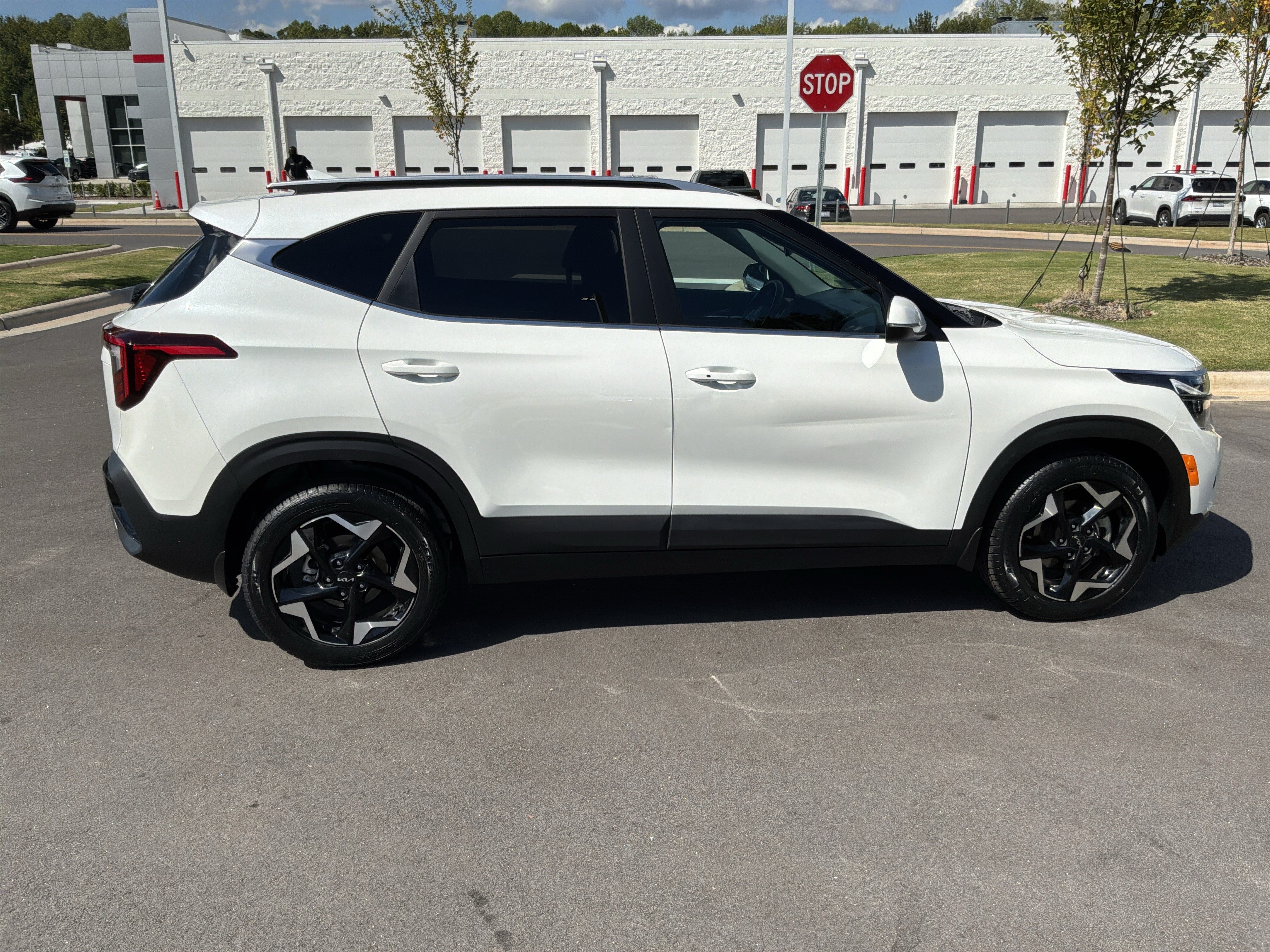 Used 2024 Kia Seltos EX FWD image 11