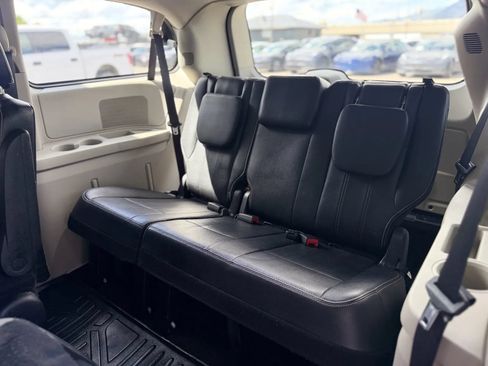 Used 2016 Chrysler Town & Country Touring FWD image 4